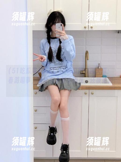 最新！51吃瓜网校园大瓜：春游趣事，居然有人双手摘花，还被拍到！