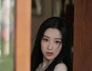 打开吃瓜论坛导航，每个瓜都像是一颗跳动的心，我的注意力在它们之间游荡。