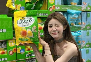 在黑料不打烊TTTZZZ网站逛官网，拼命想找到真料，结果却…